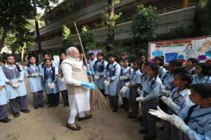 मोदी ने गांधी जयंती के अवसर पर स्वच्छता अभियान में लिया हिस्सा