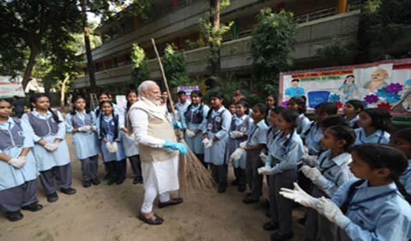 मोदी ने गांधी जयंती के अवसर पर स्वच्छता अभियान में लिया हिस्सा