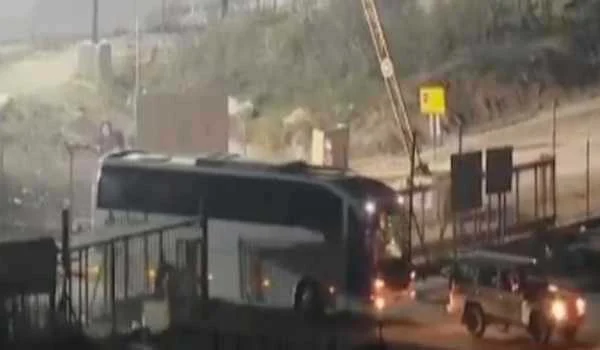 इज़रायल ने सैकड़ों फ़िलिस्तीनी कैदियों को रिहा करना किया शुरू