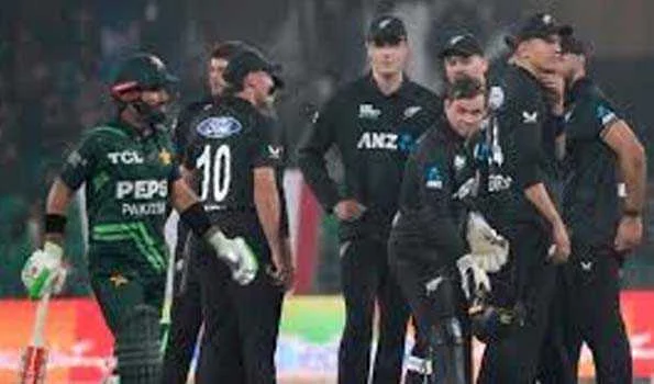 न्यूजीलैंड ने पाकिस्तान को 242 के स्कोर पर रोका