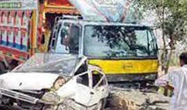 पाकिस्तान सड़क दुर्घटना में 12 की मौत