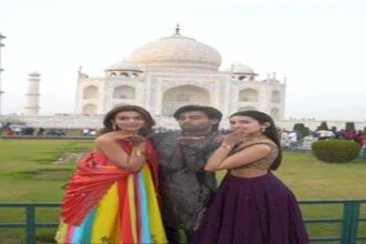 'पिंटू की पप्पी' के कलाकारों ने आगरा शहर का दौरा करते हुए फिल्म के प्रचार की शुरुआत की