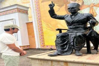 रणदीप हुड्डा ने वीर सावरकर को उनकी पुण्यतिथि पर श्रद्धांजलि दी