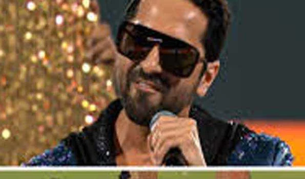 विमेंस प्रीमियर लीग की ओपनिंग नाइट में ‘माँ तुझे सलाम’ गाकर आयुष्मान ने स्टेडियम में जोश भर दिया