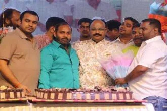 ‘कम फॉल इन लव द डीडीएलजे म्यूजिकल’ में जेना पंड्या और एशली डे मुख्य भूमिकाओं में!