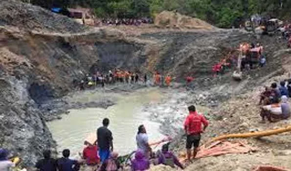 इंडोनेशिया में अवैध सोने की खदान में भूस्खलन से सात लोगों की मौत