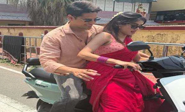 जान्हवी कपूर ने सिद्धार्थ मल्होत्रा से स्कूटी चलानी सीखी