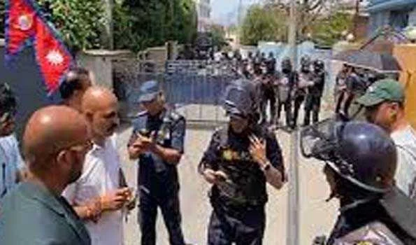 पहलगाम हमले के खिलाफ काठमांडू में पाकिस्तान दूतावास के बाहर प्रदर्शन