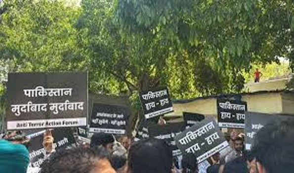 पाकिस्तान उच्चायोग के बाहर विरोध प्रदर्शन