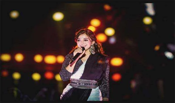 मोनाली ठाकुर ने कानपुर में अपनी सुरमयी आवाज़ और दिलकश अंदाज़ से जीता दिल