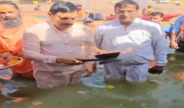 यादव ने रामघाट पर की सफाई