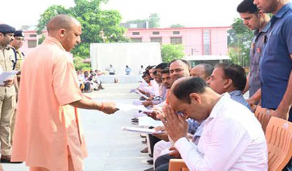 योगी ने जनता दर्शन में सुनी आम लोगों की गुहार, अधिकारियों को दिये निर्देश