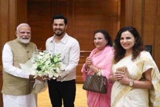 रणदीप हुड्डा ने परिवार के साथ प्रधानमंत्री नरेंद्र मोदी से मुलाकात की