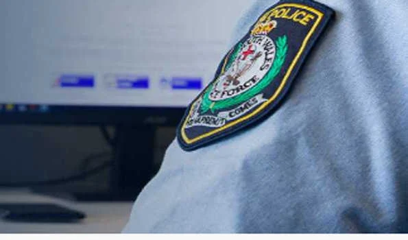 सिडनी के पूर्वी उपनगरों में पीछा करने पर पुलिस वाहन पर चलाई गईं गोलियां