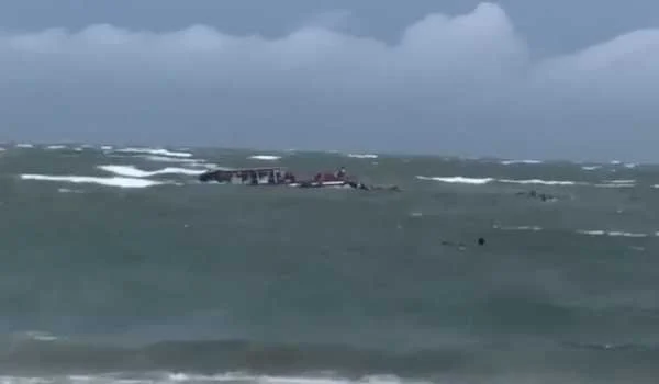 इंडोनेशिया के बेंगकुलु प्रांत में पर्यटकों की नाव डूबने से 07 की मौत, 34 घायल