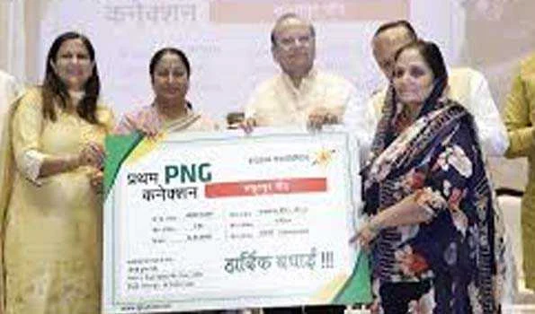 इस साल के अंत तक सभी गांवों में पीएनजी लाइन बिछाई जायेगी : रेखा गुप्ता