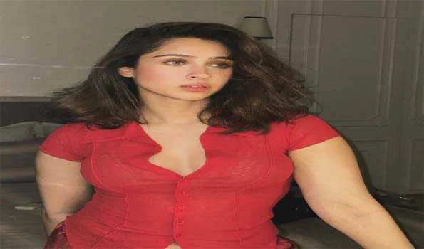 पश्मीना रोशन के नए लुक ने बढ़ाई उत्सुकता