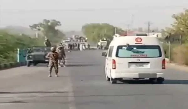 पाकिस्तान में स्कूल बस पर विद्रोहियों के हमले में पांच लोगों की मौत