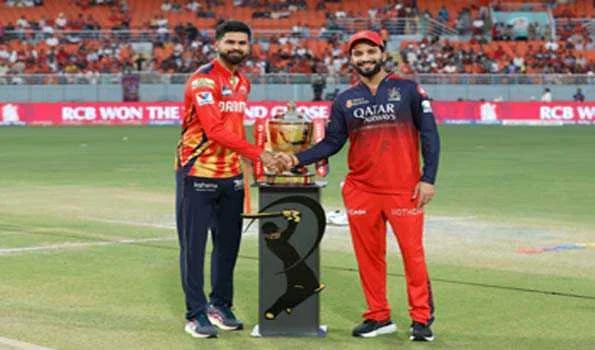 रॉयल चैलेंजर्स बेंगलुरु ने टॉस जीतकर पहले गेंदबाजी करने का किया फैसला