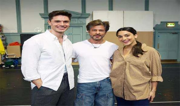 शाहरुख़ ख़ान ने लंदन में कम फॉल इन लव- द डीडीएलजे म्यूज़िकल के रिहर्सल पर किया सरप्राइज विजिट