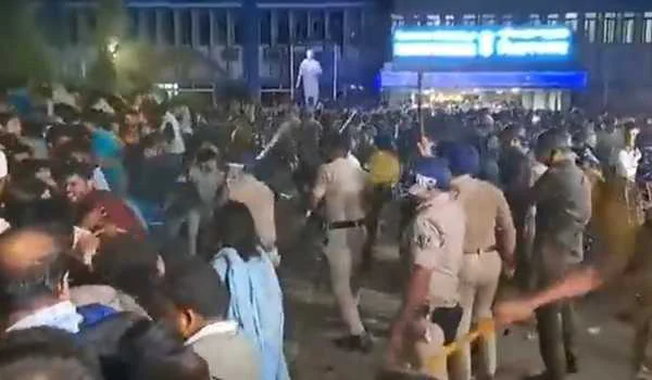 हिंसक पुलिस कार्रवाई के बाद प्रदर्शनकारी शिक्षक फिर से एकजुट हुए