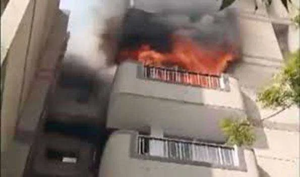 आग से बचने के लिए इमारत से कूदे व्यक्ति और उसके दो बचों की मौत