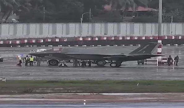 केरल हवाई अड्डे पर आपात  स्थिति में उतरा ब्रिटिश लड़ाकू विमान