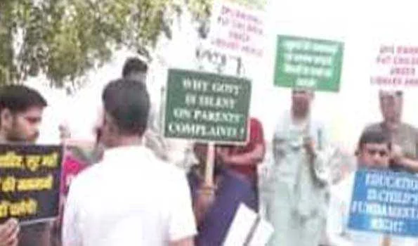 डीपीएस द्वारका के मनमाने रवैये के खिलाफ अभिभावकों ने जंतर-मंतर पर दिया धरना