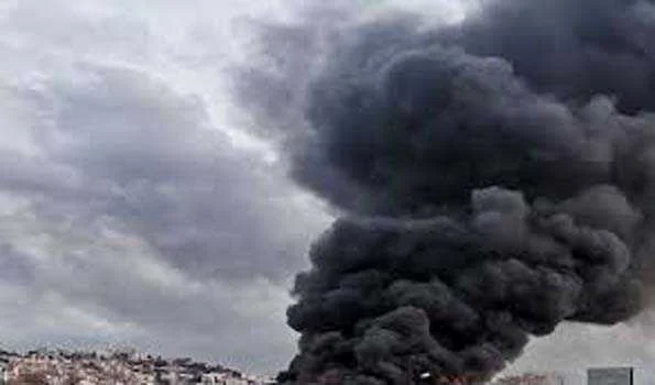 दक्षिणी लेबनान में इज़रायली हवाई हमले में हिज़्बुल्लाह सदस्य की मौत, 3 नागरिक घायल