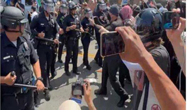 लॉस एंजिल्स पुलिस ने प्रदर्शनकारियों के खिलाफ स्टन ग्रेनेड, घुड़सवार सेना का किया इस्तेमाल