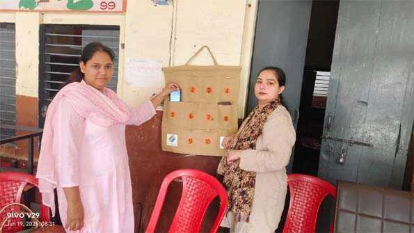 विस उपचुनाओं में पहली बार दिखी मोबाइल जमा कराने की सुविधा, पूरे मतदान की वेबकास्टिंग