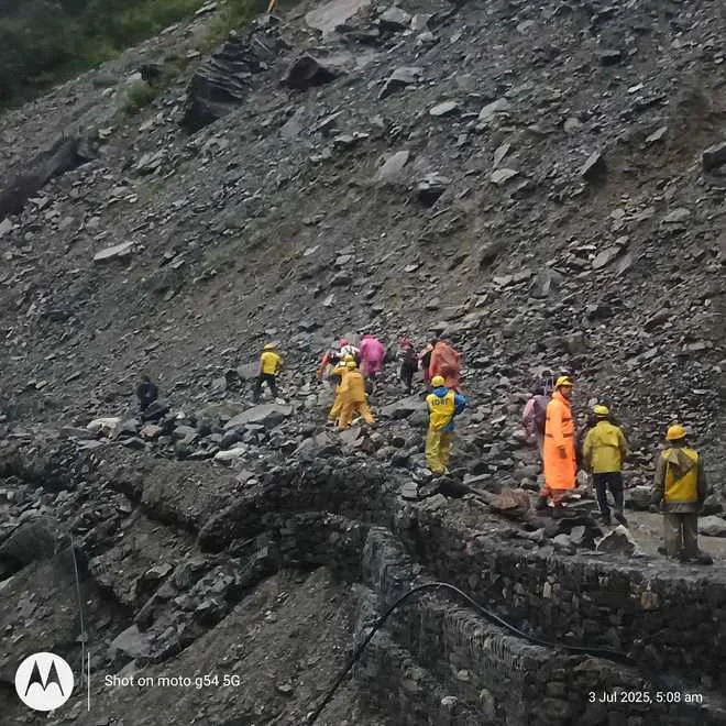 केदारनाथ से लौट रहे 40 श्रद्धालु सोनप्रयाग स्लाइड जोन में फंसे , एसडीआरएफ ने सुरक्षित निकाला