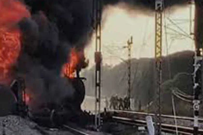 तमिलनाडु में डीजल से लदी मालगाड़ी के 18 डिब्बों में आग लगी