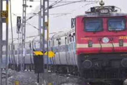 पश्चिम बंगाल में प्रदर्शकारियों ने ट्रेनें रोकीं, 20 लोग गिरफ्तार