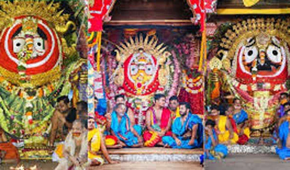 भगवान जगन्नाथ, भगवान बलभद्र और देवी सुभद्रा के स्वर्ण वेष को देखने उमड़ा जनसैलाब