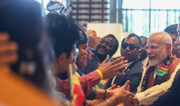 मोदी का घाना में भारतीय समुदाय ने किया गर्मजोशी से स्वागत