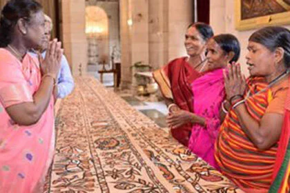 सोहराय,पटचित्र और पटुआ कला के कलाकारों की प्रदर्शनी देखी मुर्मु ने