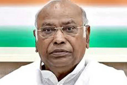 अगस्त क्रांति दिवस पर खरगे ने आजादी के शहीदों को किया नमन