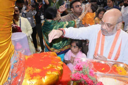 अमित शाह ने की लालबागचा राजा में पूजा-अर्चना