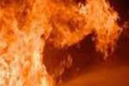 आगरा में आग से 14 लोग झुलसे