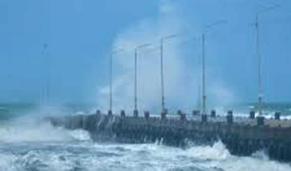 केरल के तटों पर पानी भरने की चेतावनी, पर्यटकों को समुद्र में न जाने की सलाह