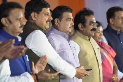 गडकरी और यादव ने किया नए फ्लाईओवर का उद्घाटन