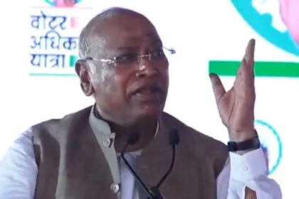 बिहार में वोट चोरों को बाहर करना जनता, इंडिया गठबंधन की जिम्मेदारी : खरगे