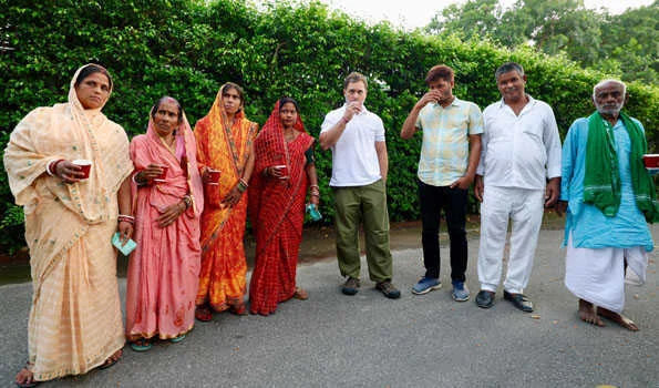 मृत लोगों के साथ चाय पीने का अनुभव कराने के लिए आयोग का धन्यवाद : राहुल