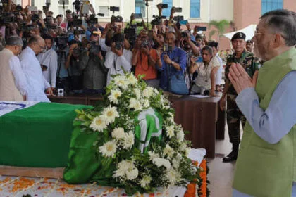 राज्यपाल संतोष कुमार गंगवार ने  रामदास सोरेन के पार्थिव शरीर पर पुष्पचक्र अर्पित कर उन्हें भावभीनी श्रद्धांजलि दी