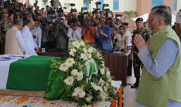 राज्यपाल संतोष कुमार गंगवार ने  रामदास सोरेन के पार्थिव शरीर पर पुष्पचक्र अर्पित कर उन्हें भावभीनी श्रद्धांजलि दी