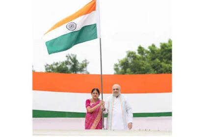 शाह ने ‘हर घर तिरंगा’ अभियान के तहत  अपने आवास पर तिरंगा फहराया