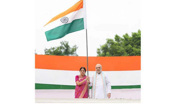 शाह ने ‘हर घर तिरंगा’ अभियान के तहत  अपने आवास पर तिरंगा फहराया