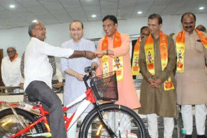 स्वस्थ भारत के निर्माण के लिए फिट इंडिया मोबाइल ऐप डाउनलोड करे: मांडविया