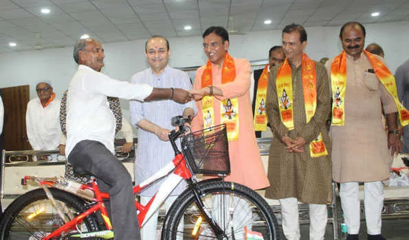 स्वस्थ भारत के निर्माण के लिए फिट इंडिया मोबाइल ऐप डाउनलोड करे: मांडविया